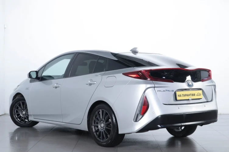 Toyota Prius PHV 4 из 6