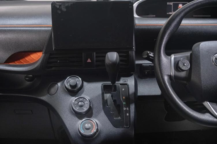 Toyota Sienta 14 из 18