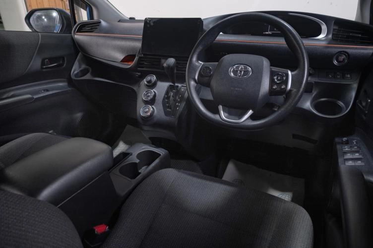 Toyota Sienta 8 из 18