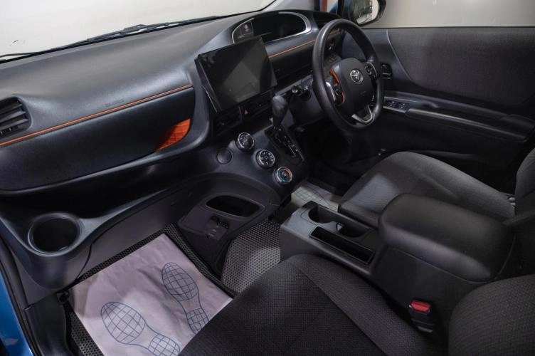 Toyota Sienta 16 из 18