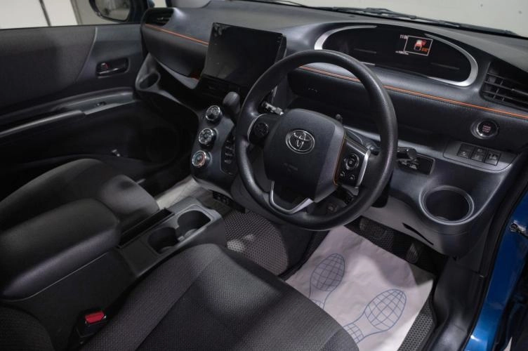 Toyota Sienta 7 из 18