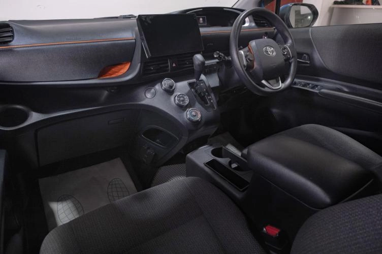Toyota Sienta 15 из 18