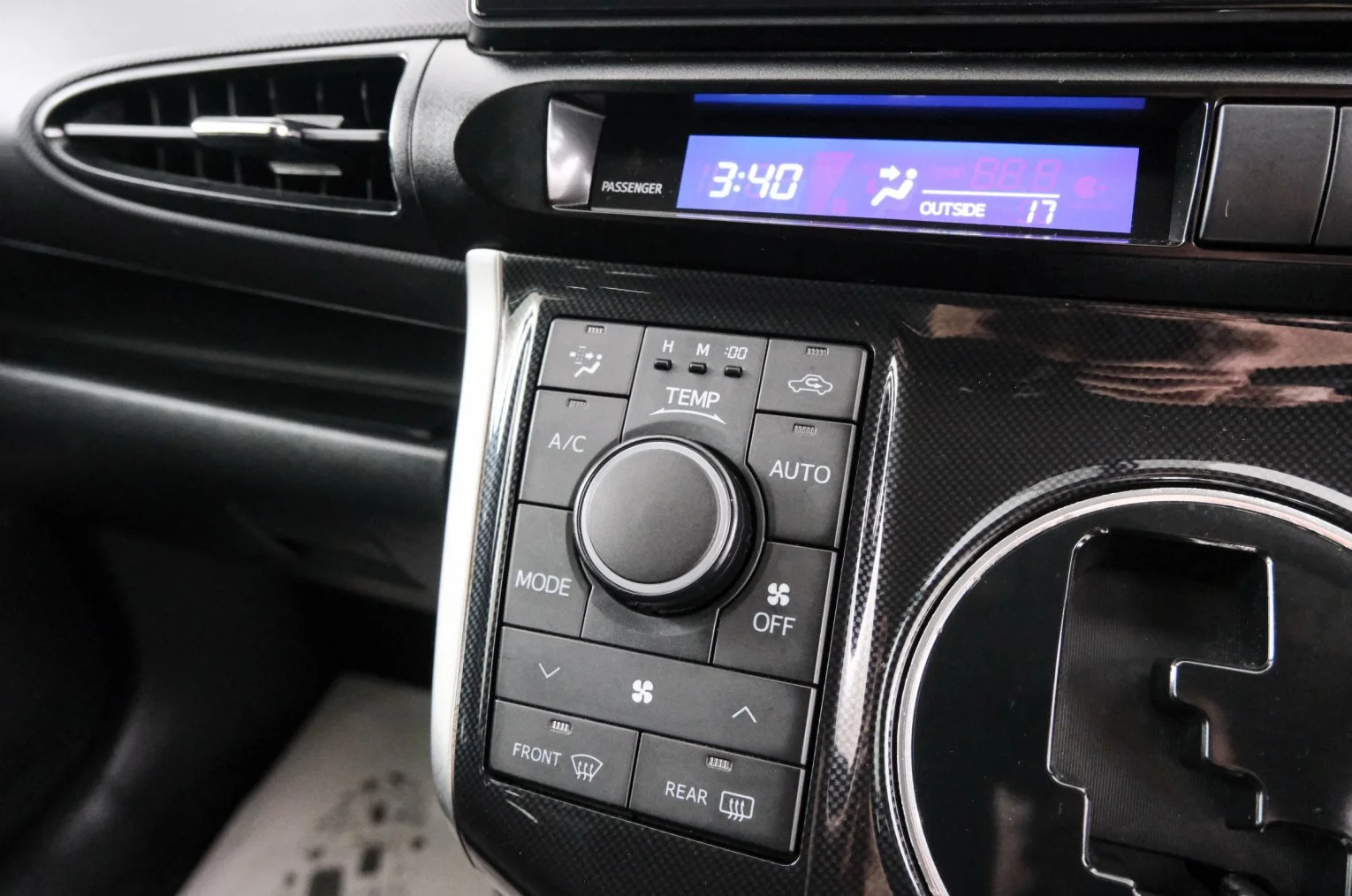 Toyota Wish 17 из 22