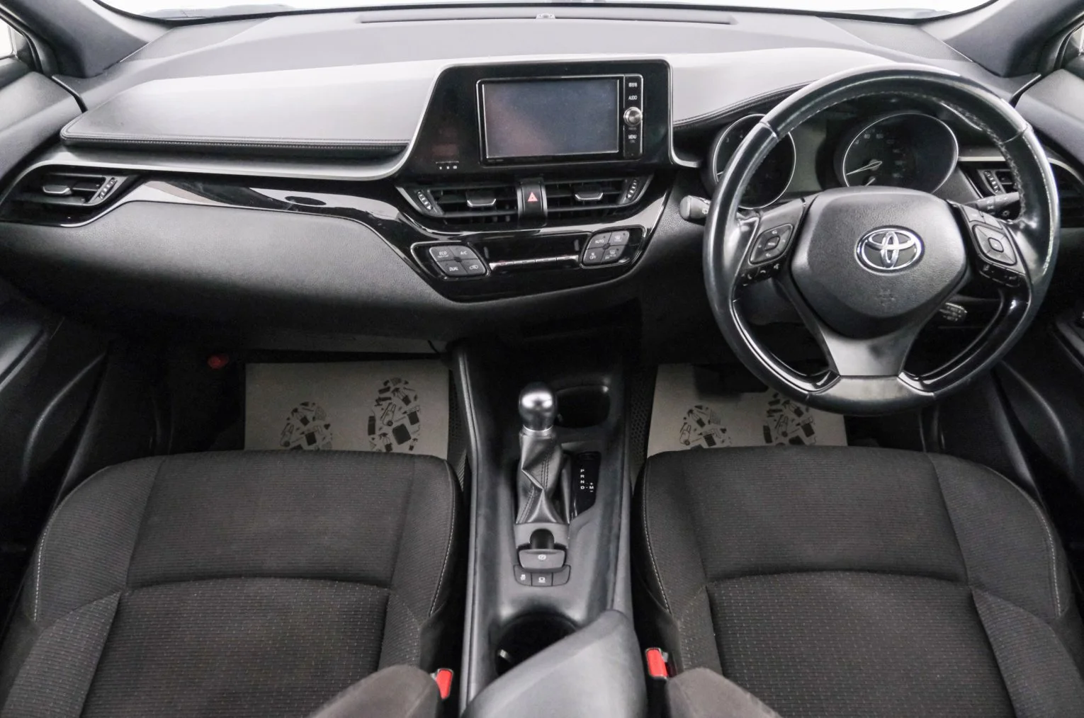 Toyota C-HR 10 из 21
