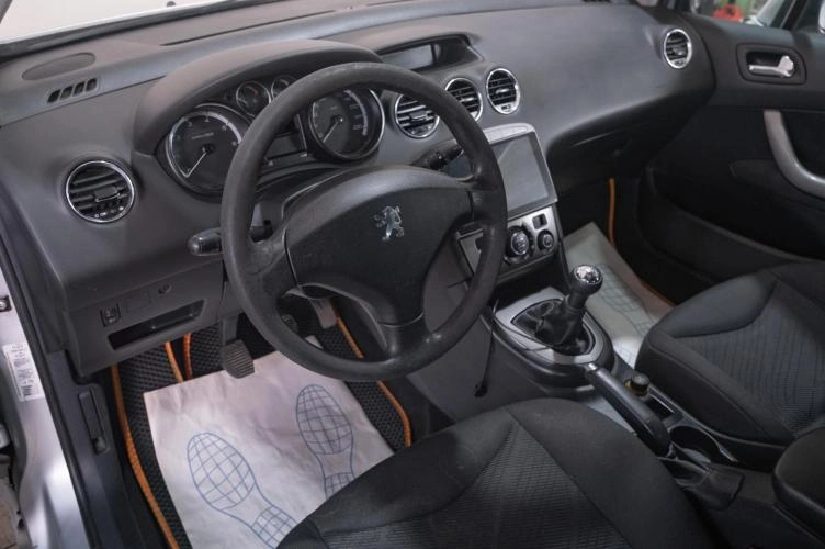 Peugeot 308 8 из 16
