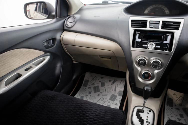 Toyota Belta 18 из 22