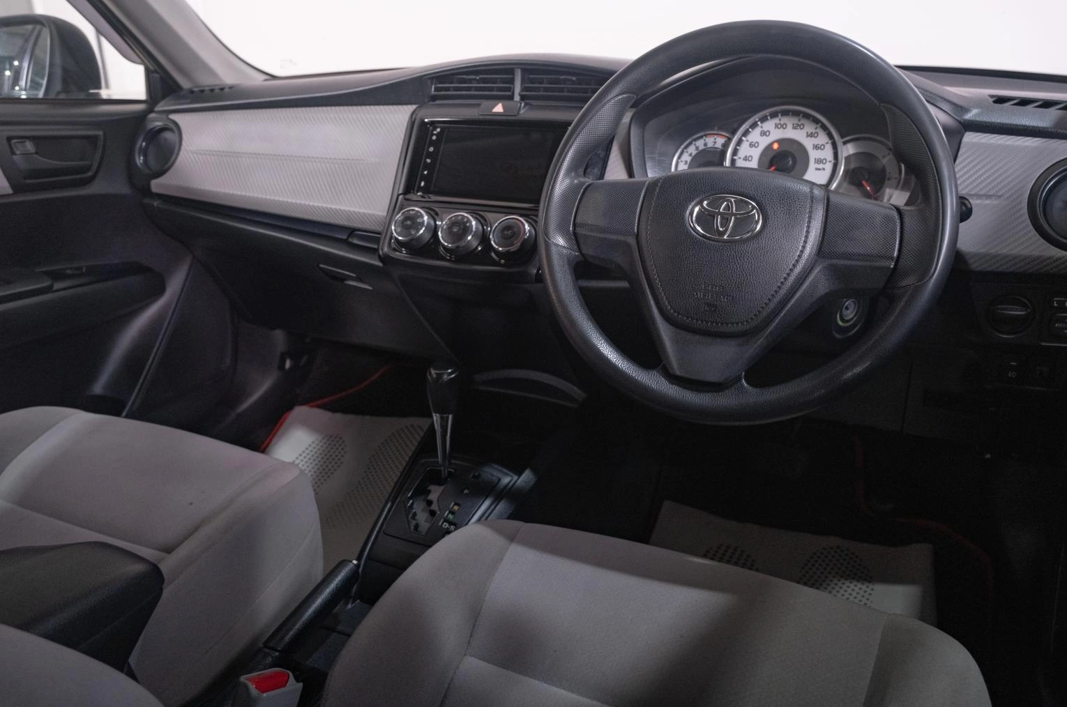 Toyota Corolla Axio 8 из 17