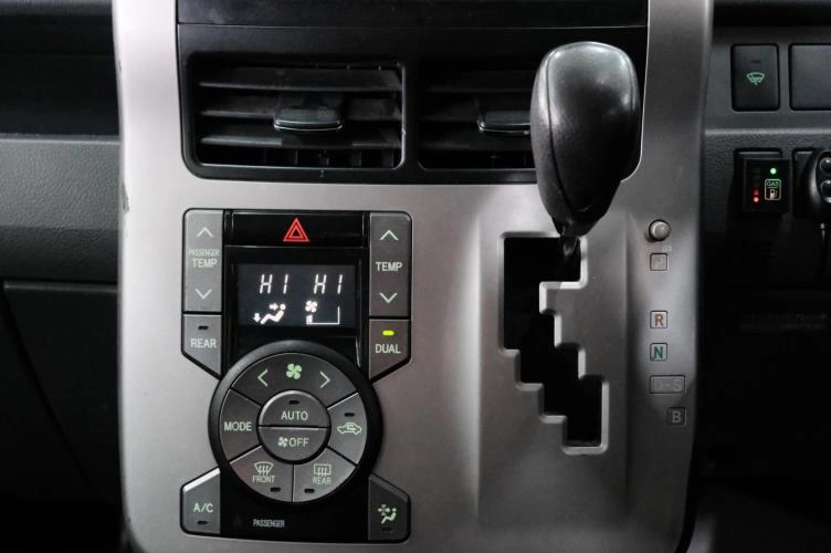 Toyota Voxy 16 из 22