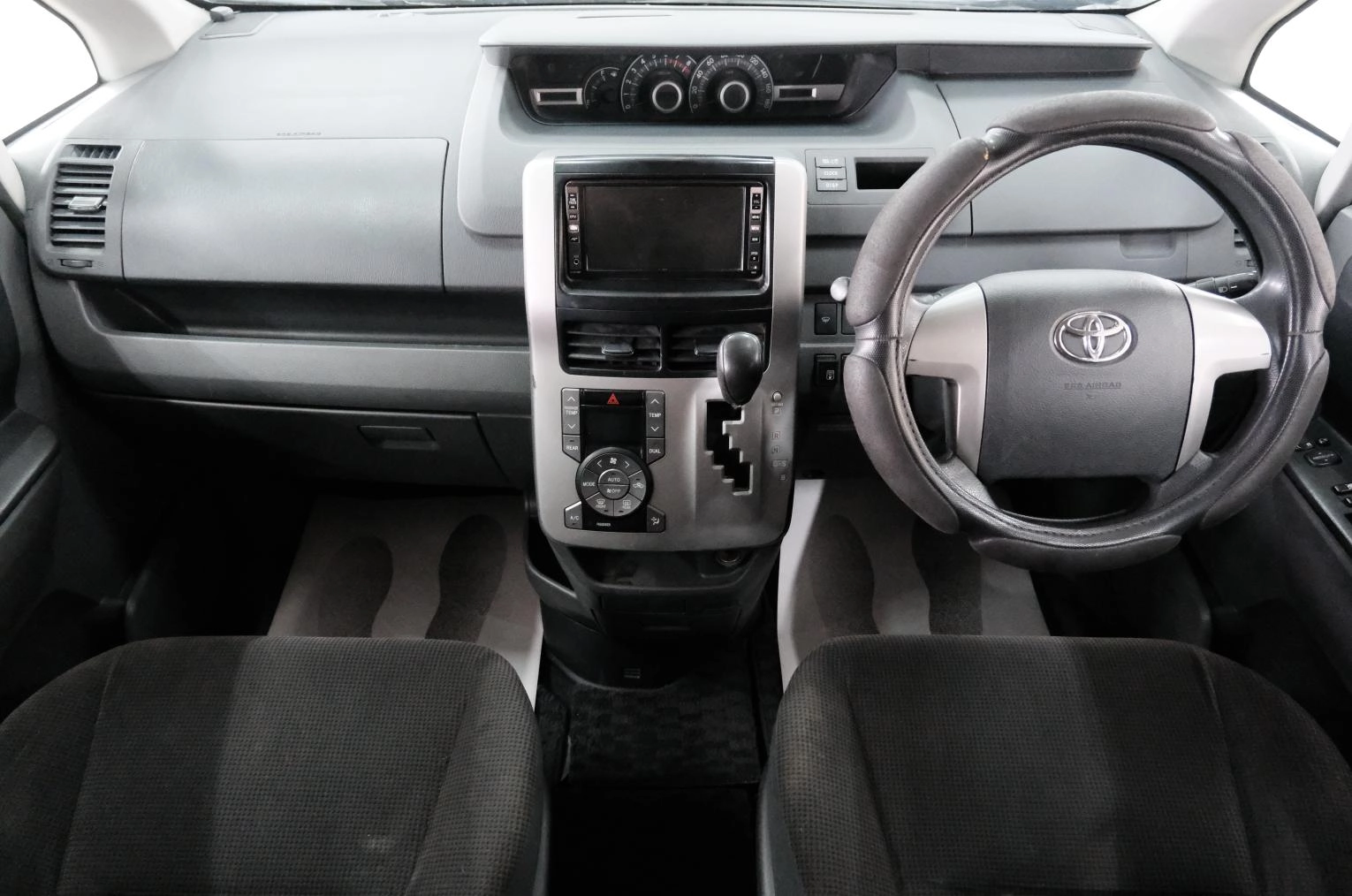 Toyota Voxy 12 из 22