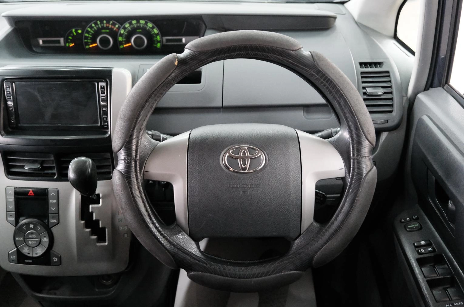 Toyota Voxy 11 из 22