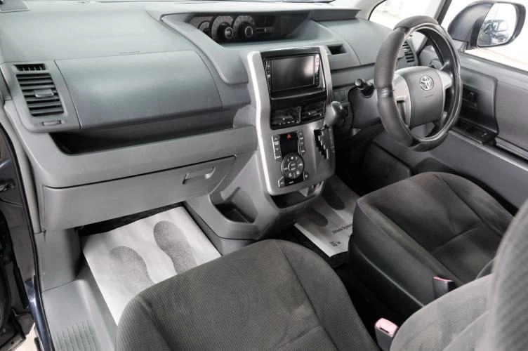 Toyota Voxy 18 из 22