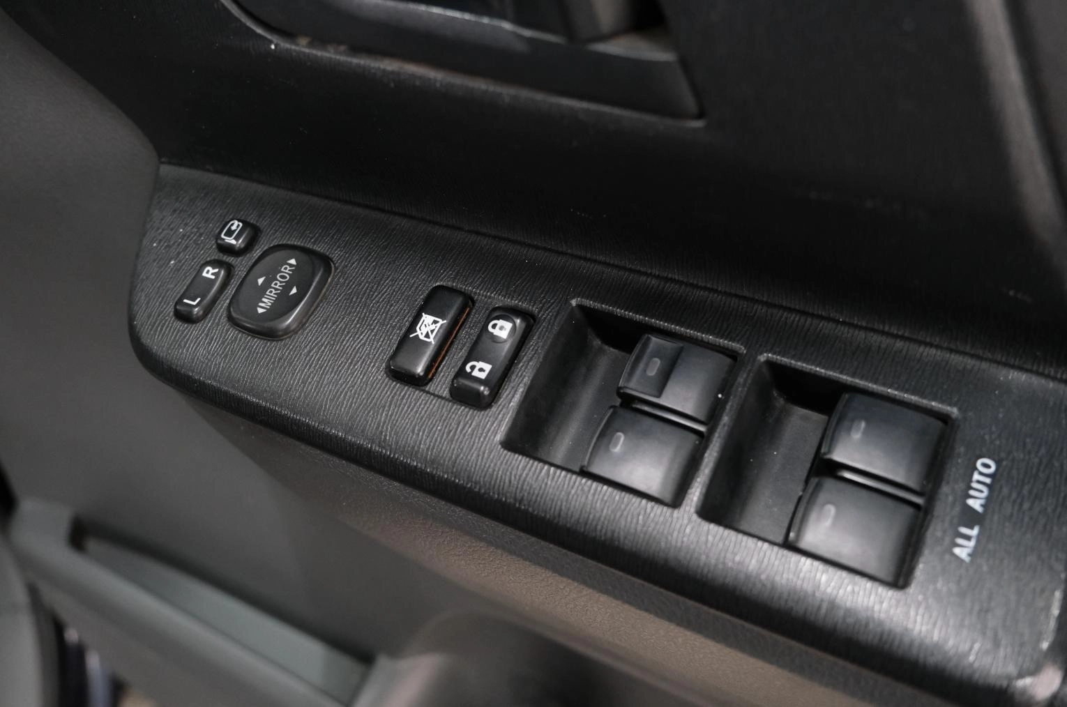 Toyota Voxy 8 из 22