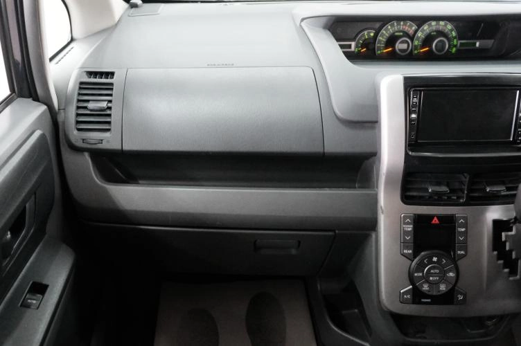 Toyota Voxy 17 из 22
