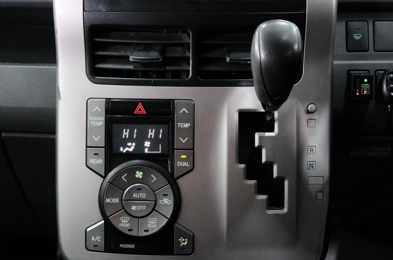 Toyota Voxy 16 из 22