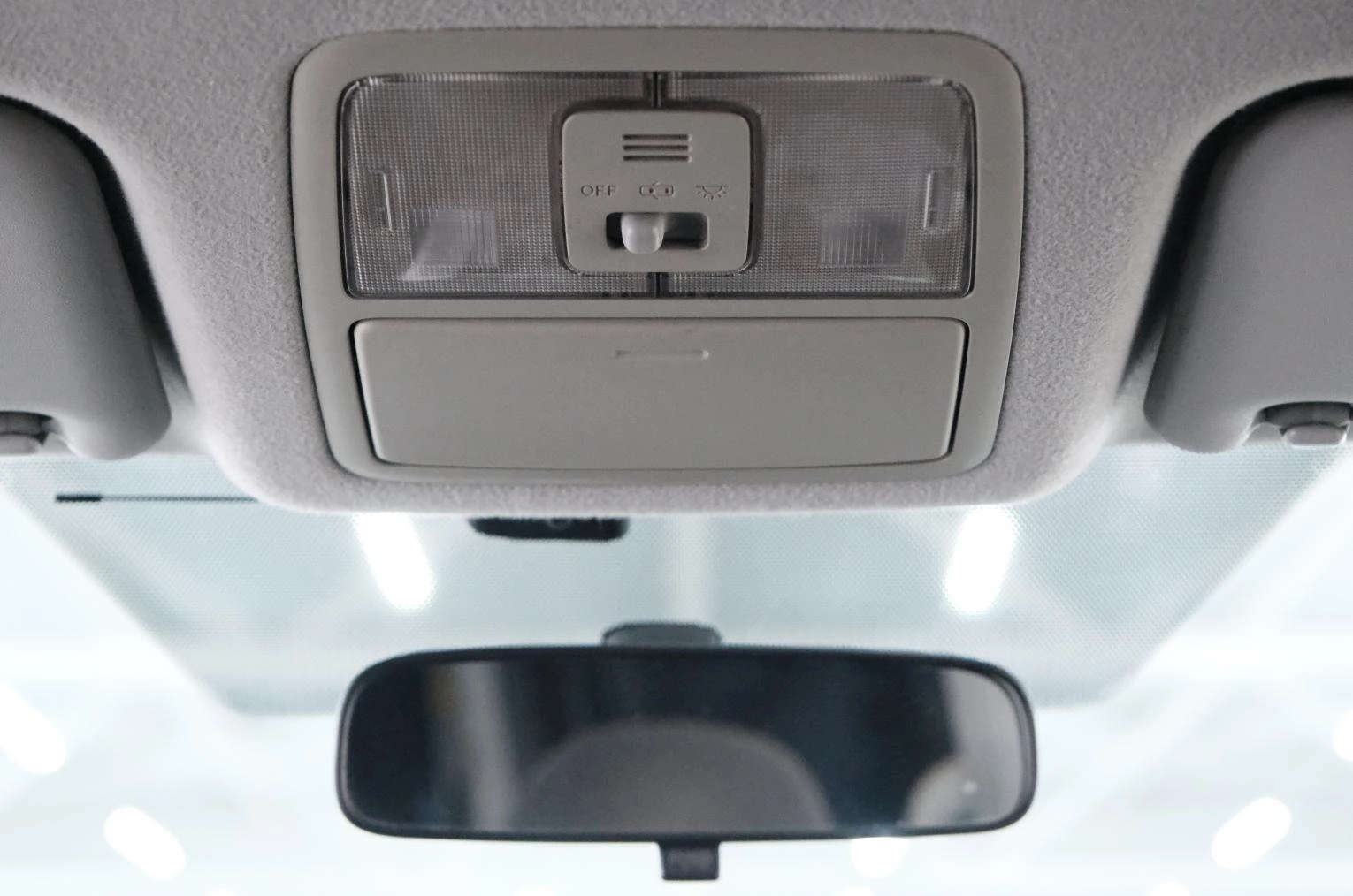 Toyota Voxy 13 из 22