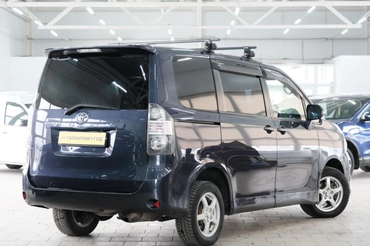 Toyota Voxy 6 из 6