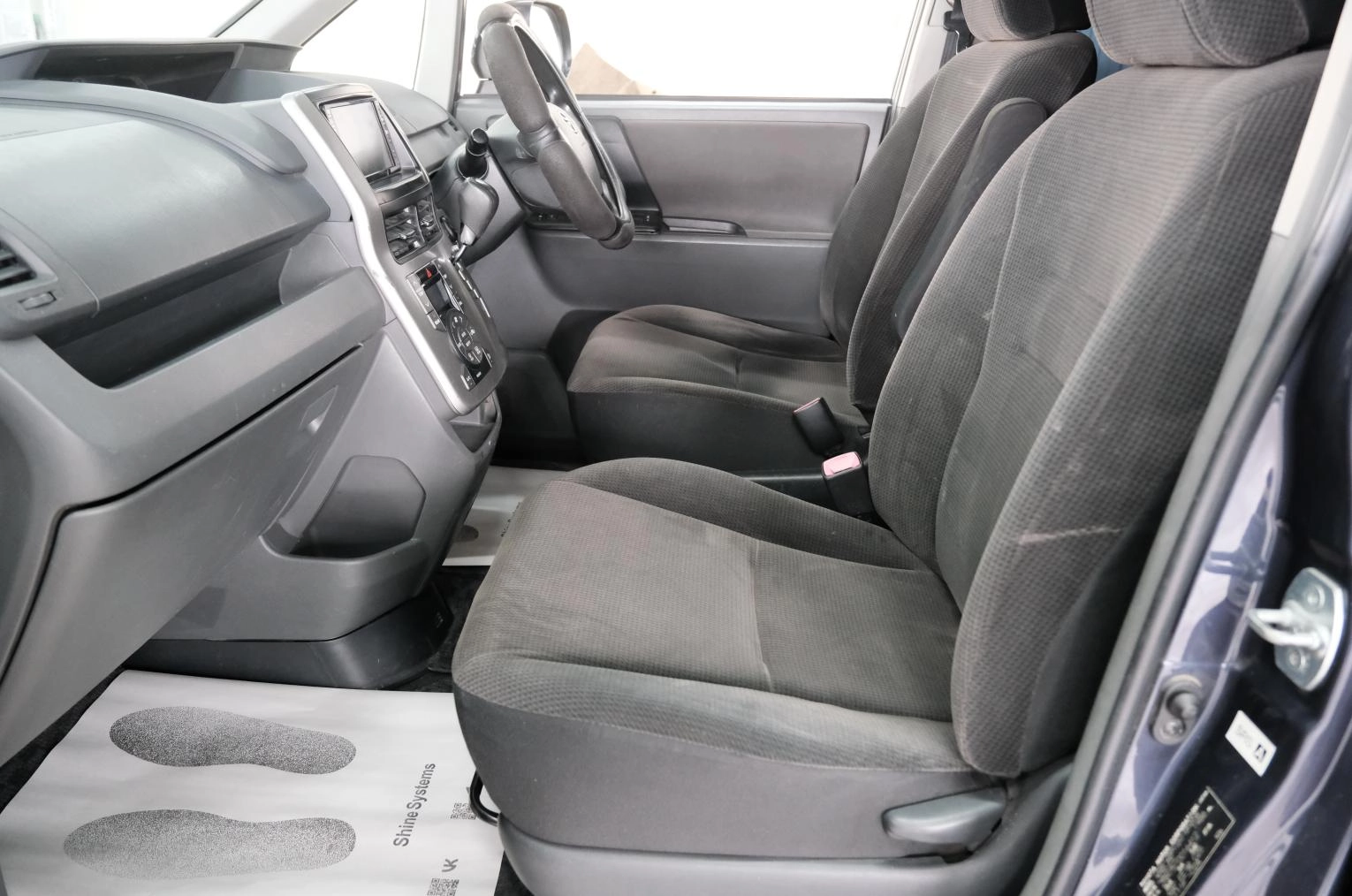 Toyota Voxy 19 из 22