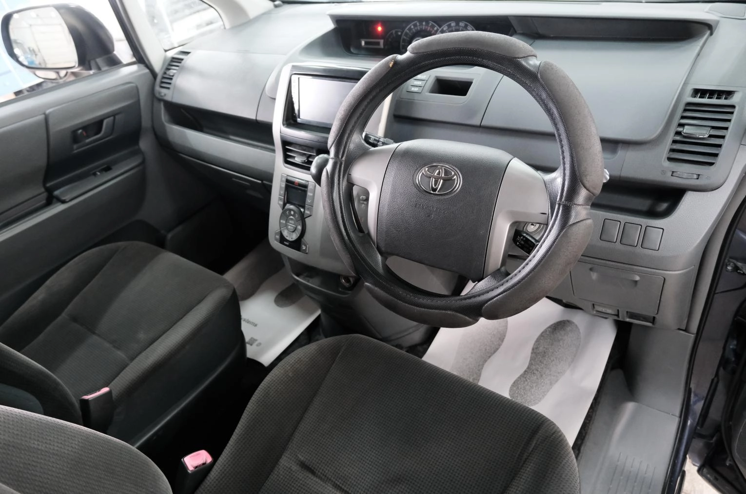 Toyota Voxy 10 из 22