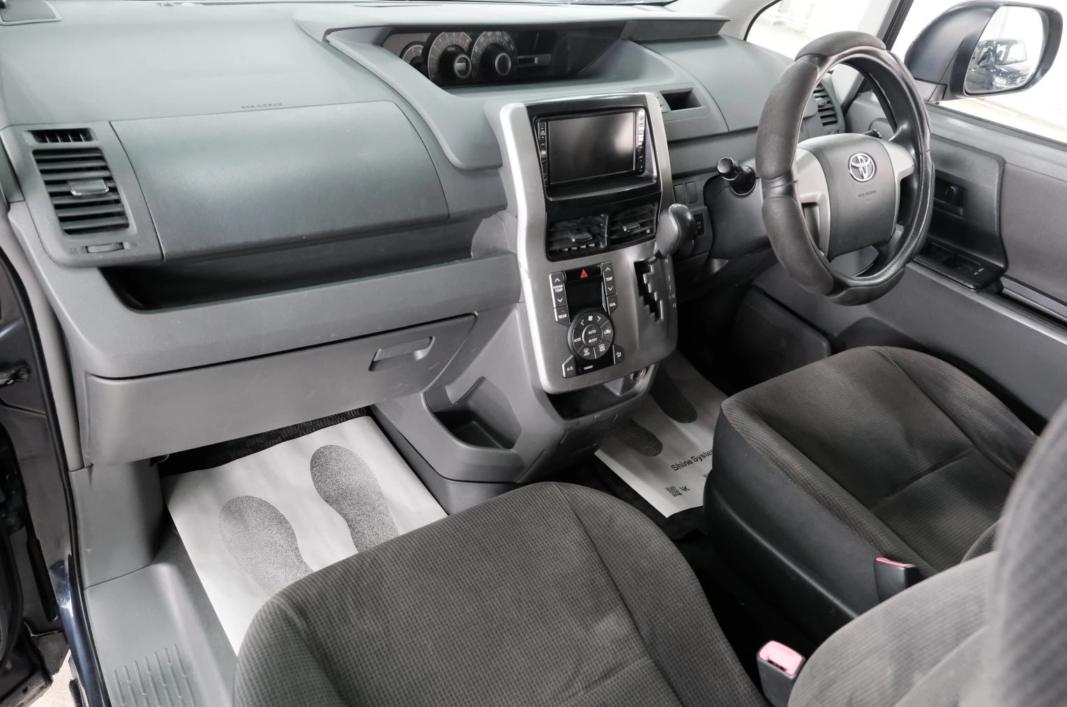 Toyota Voxy 18 из 22