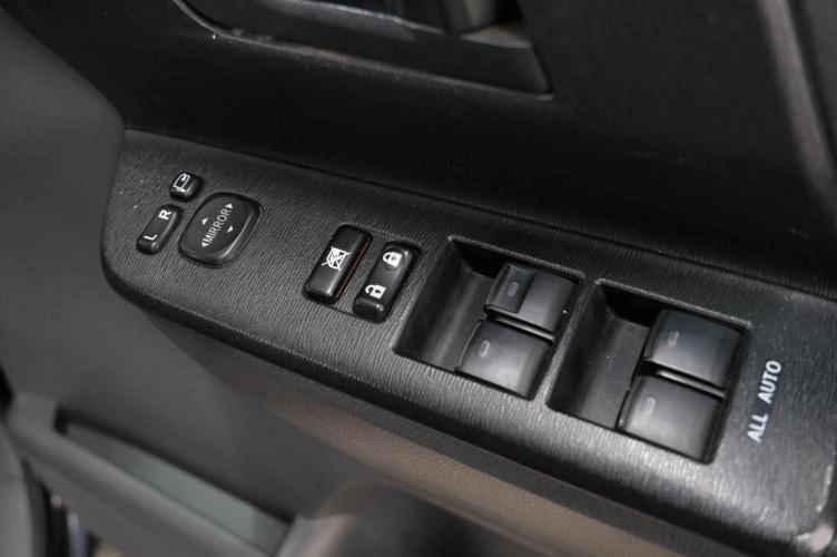 Toyota Voxy 8 из 22