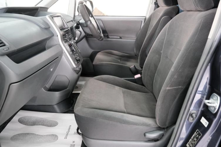 Toyota Voxy 19 из 22