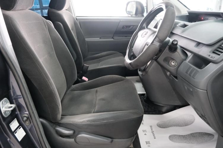 Toyota Voxy 7 из 22