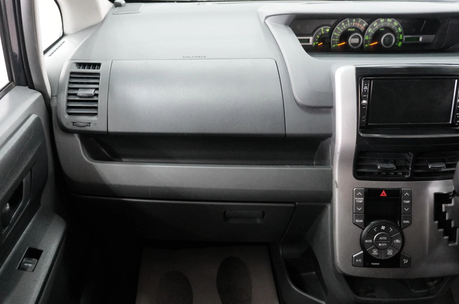 Toyota Voxy 17 из 22