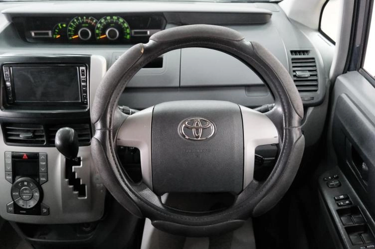 Toyota Voxy 11 из 22