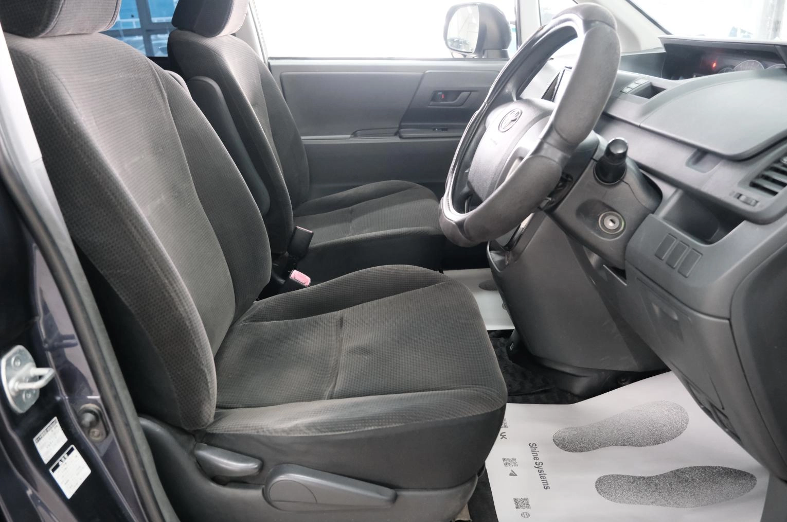 Toyota Voxy 7 из 22