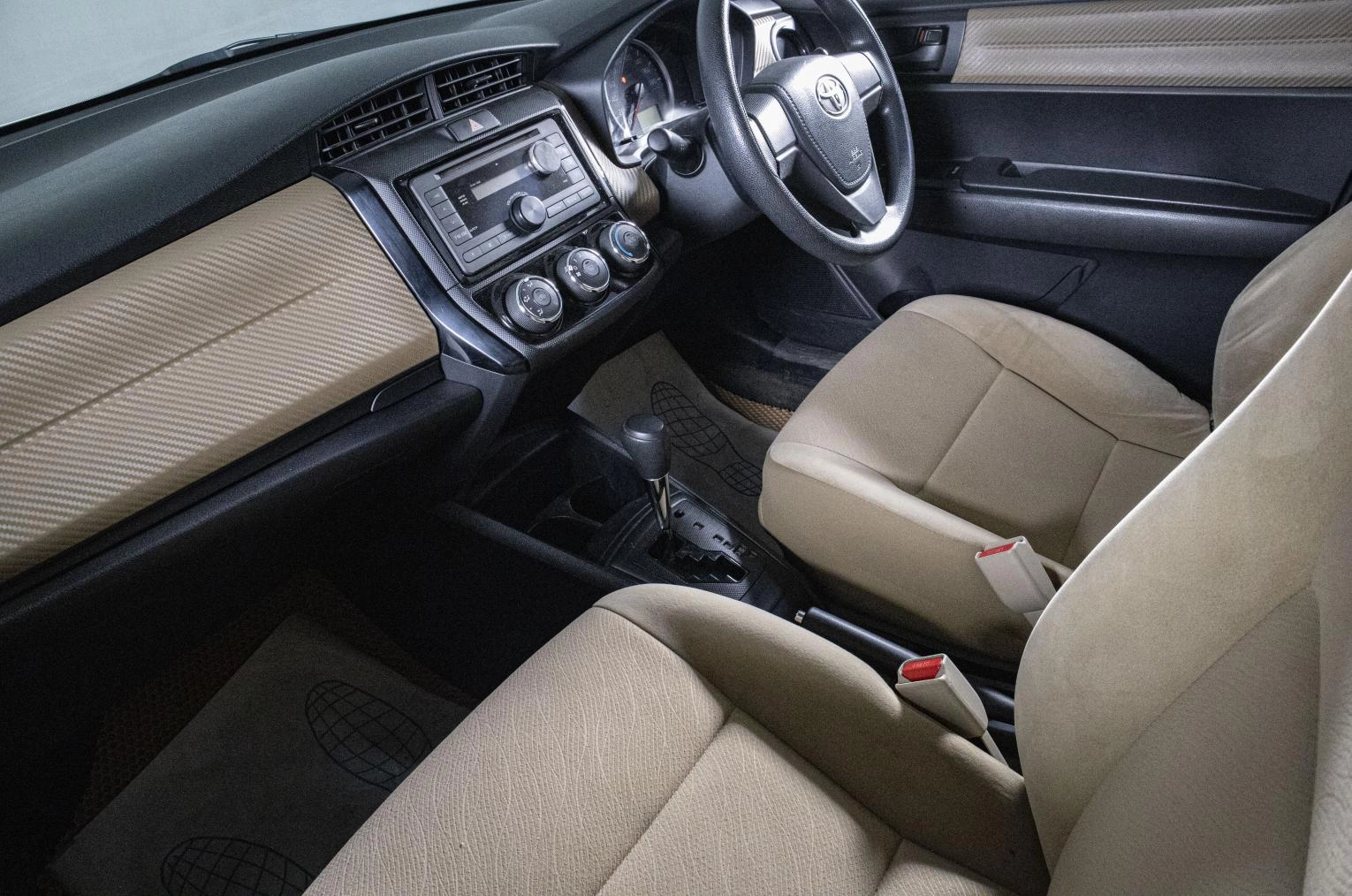 Toyota Corolla Axio 8 из 15