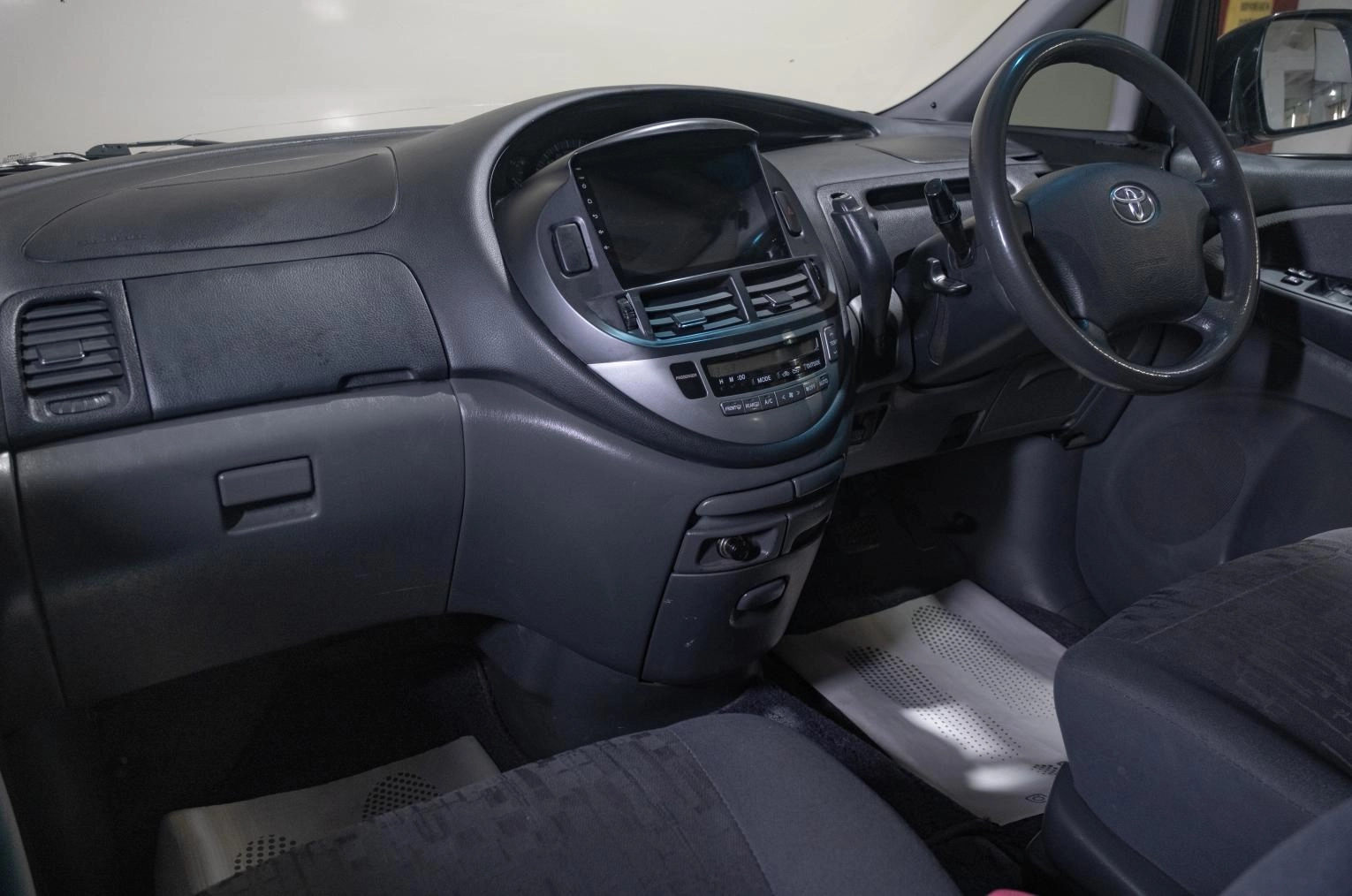Toyota Estima 11 из 16