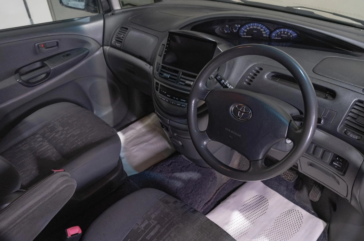 Toyota Estima 8 из 16