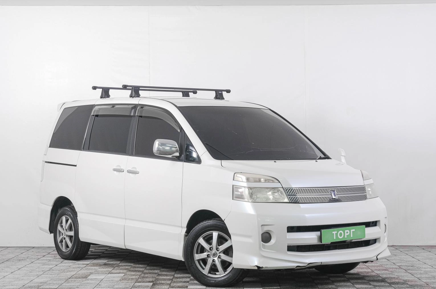 Toyota Voxy 1 из 19