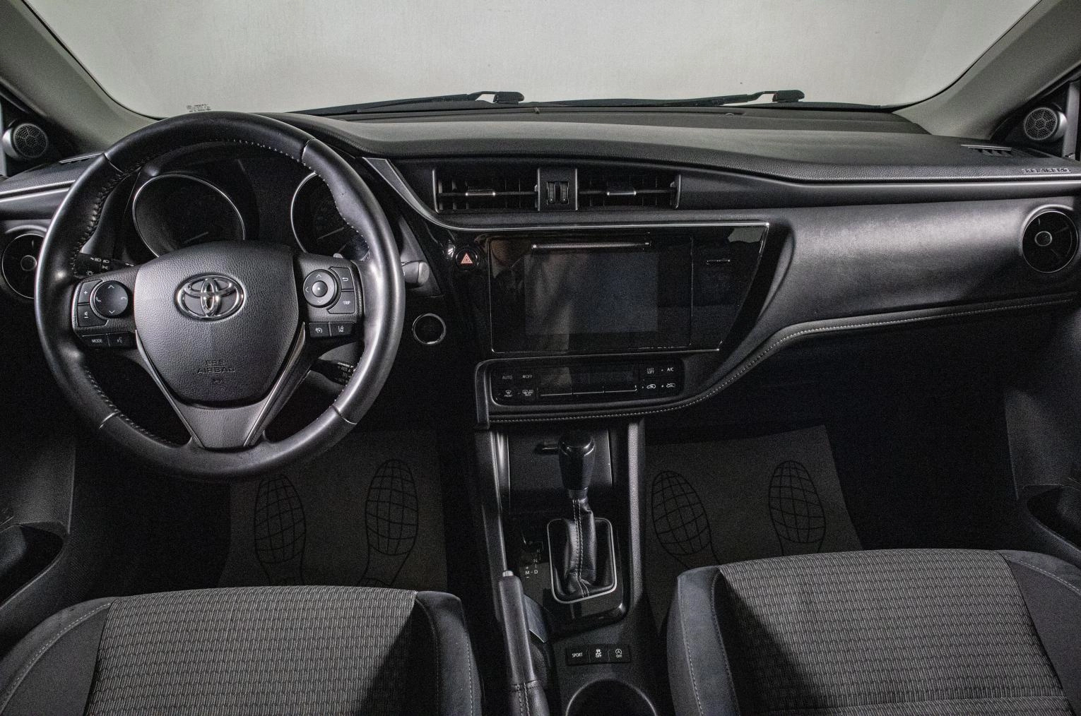 Toyota Auris 14 из 19