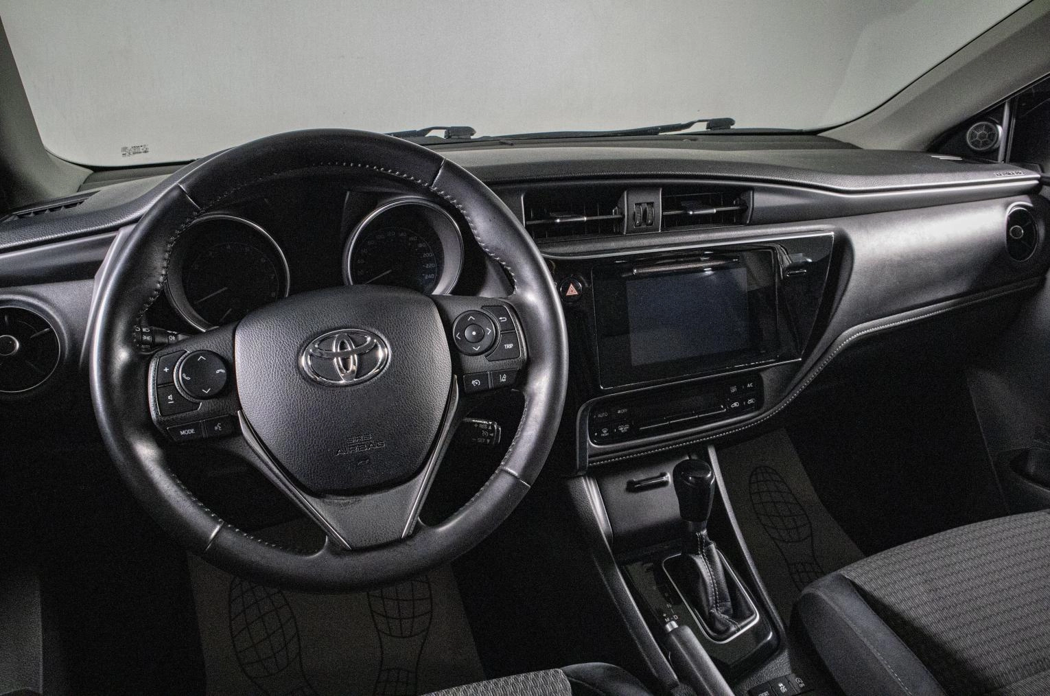 Toyota Auris 13 из 19