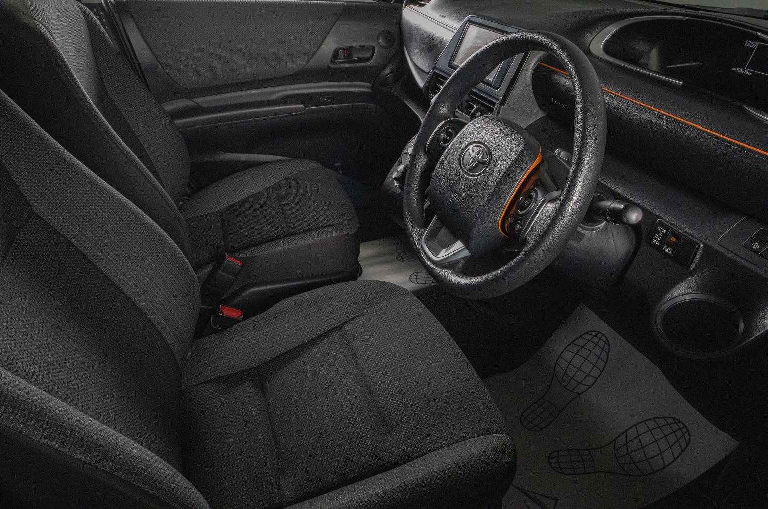 Toyota Sienta 8 из 20