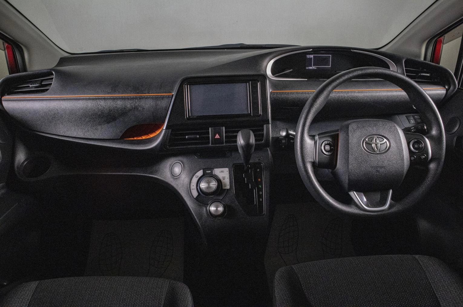 Toyota Sienta 14 из 20