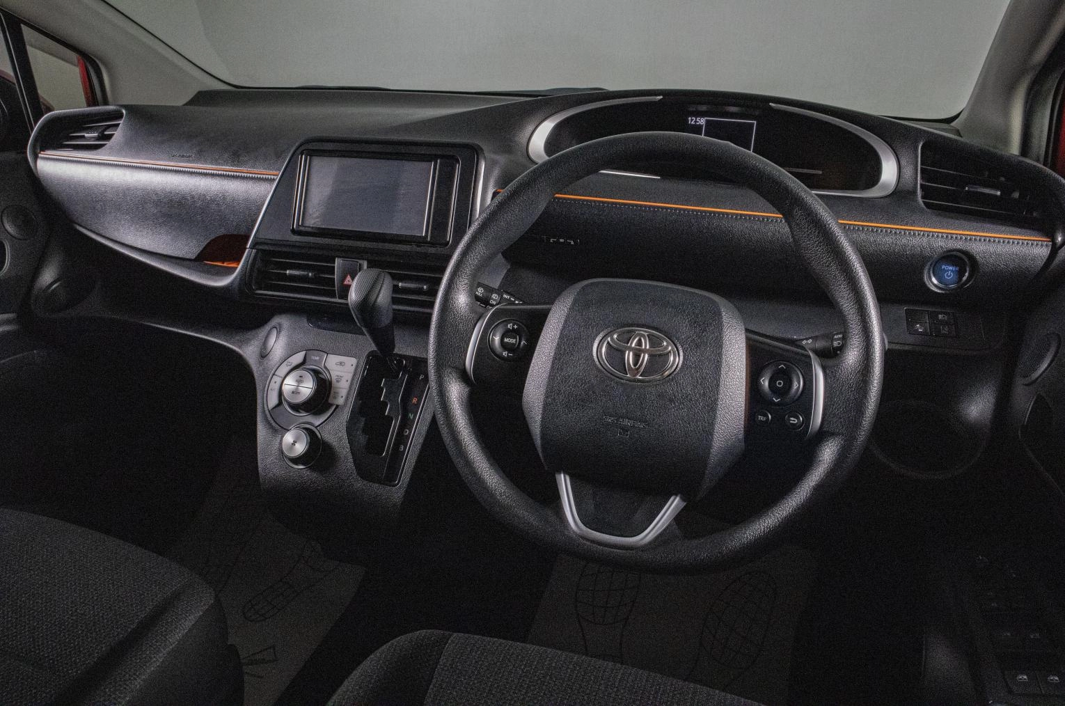 Toyota Sienta 13 из 20
