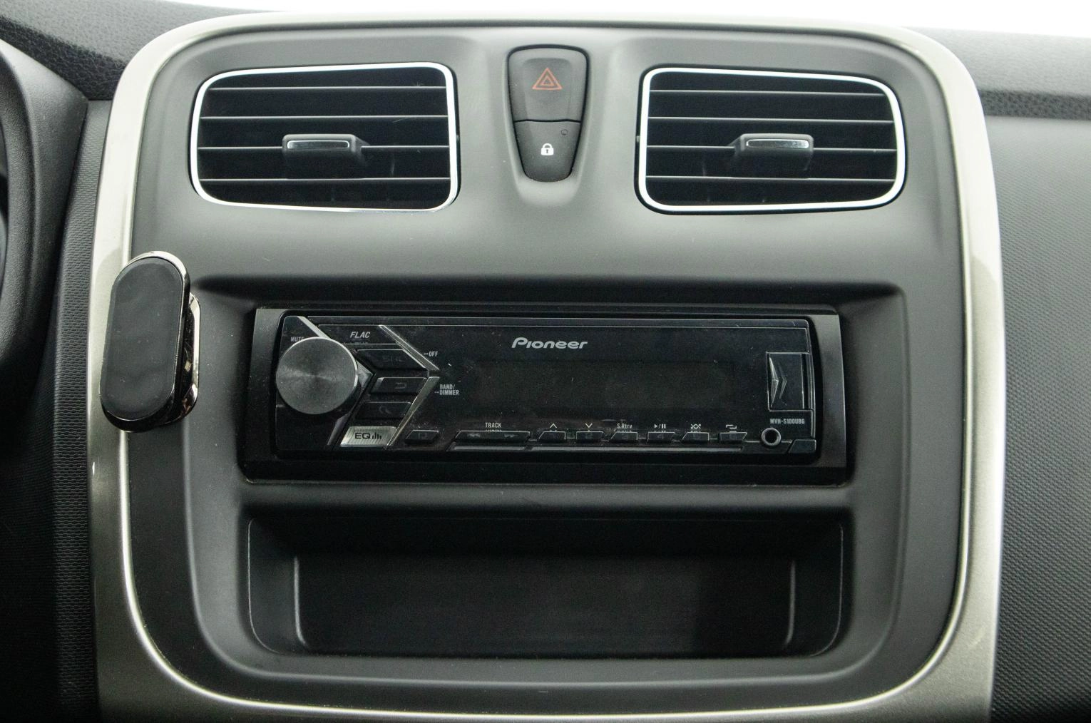 Renault Logan 16 из 19