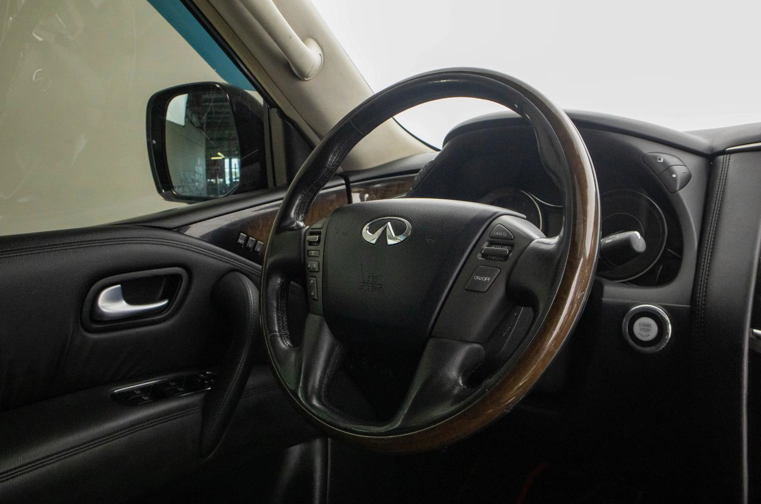 Infiniti QX56 19 из 34