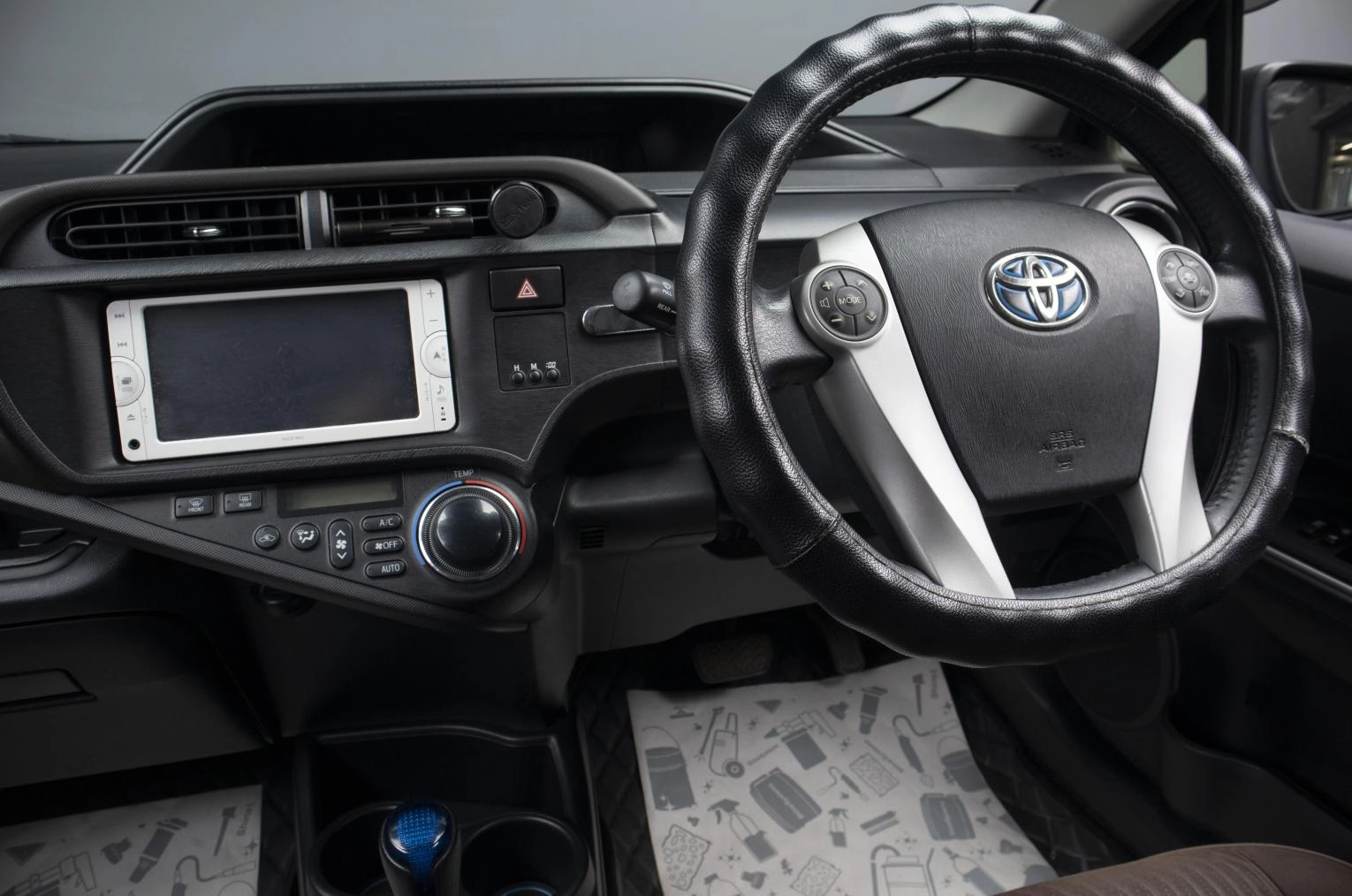 Toyota Aqua 8 из 19