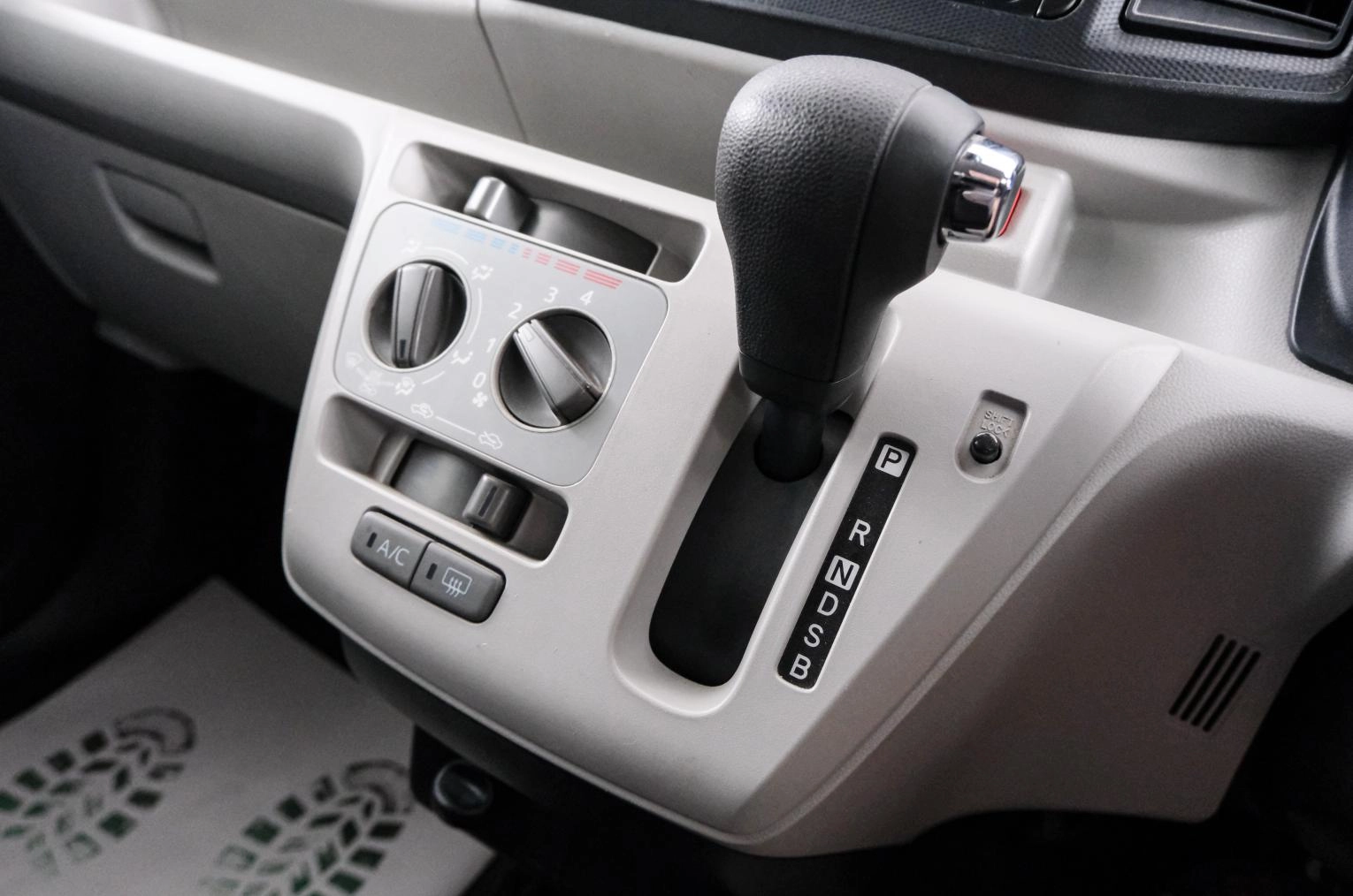 Daihatsu Mira e:S 16 из 22