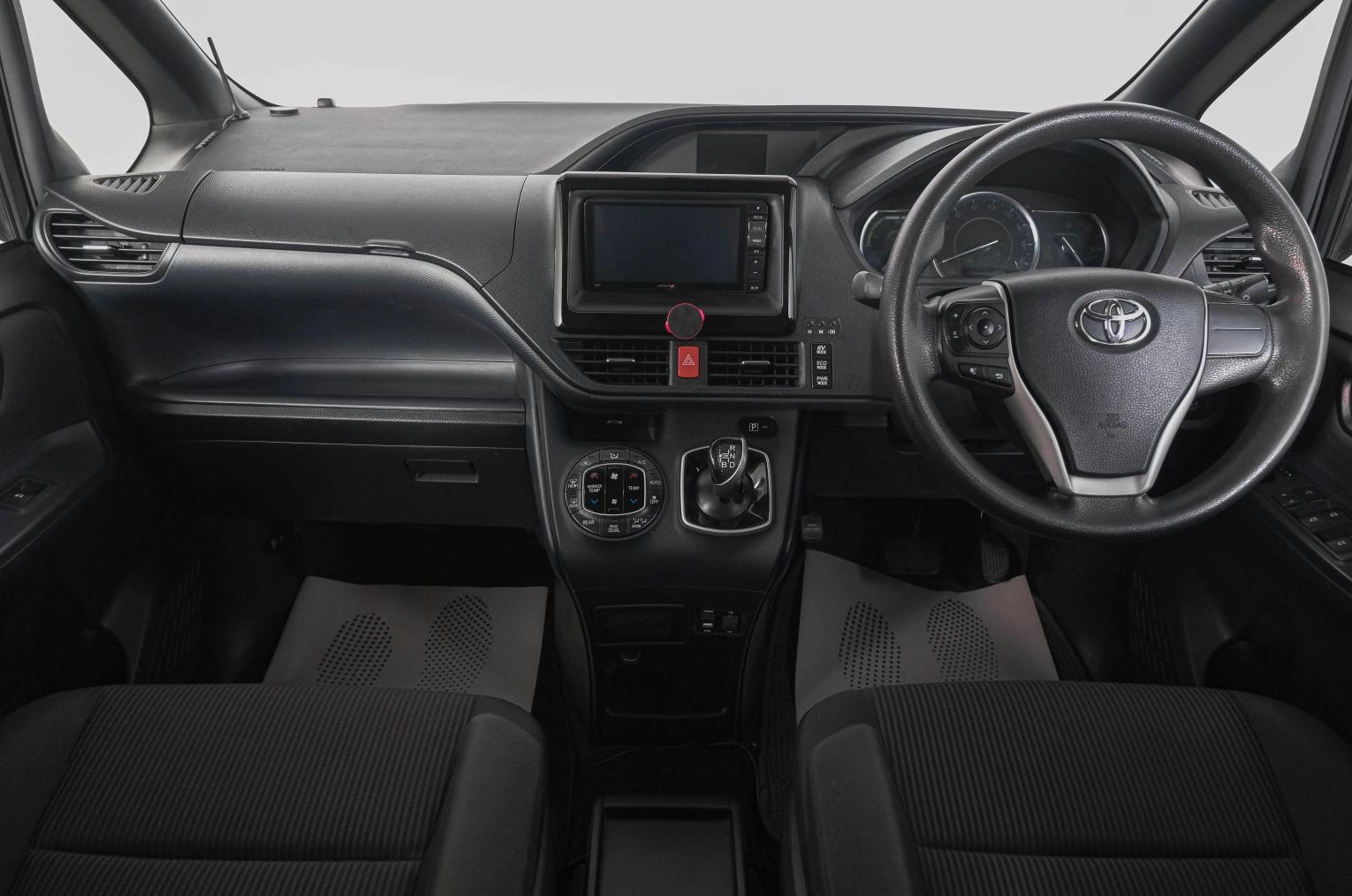 Toyota Noah 13 из 21