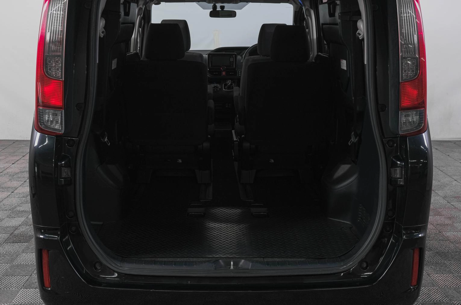 Toyota Noah 7 из 21