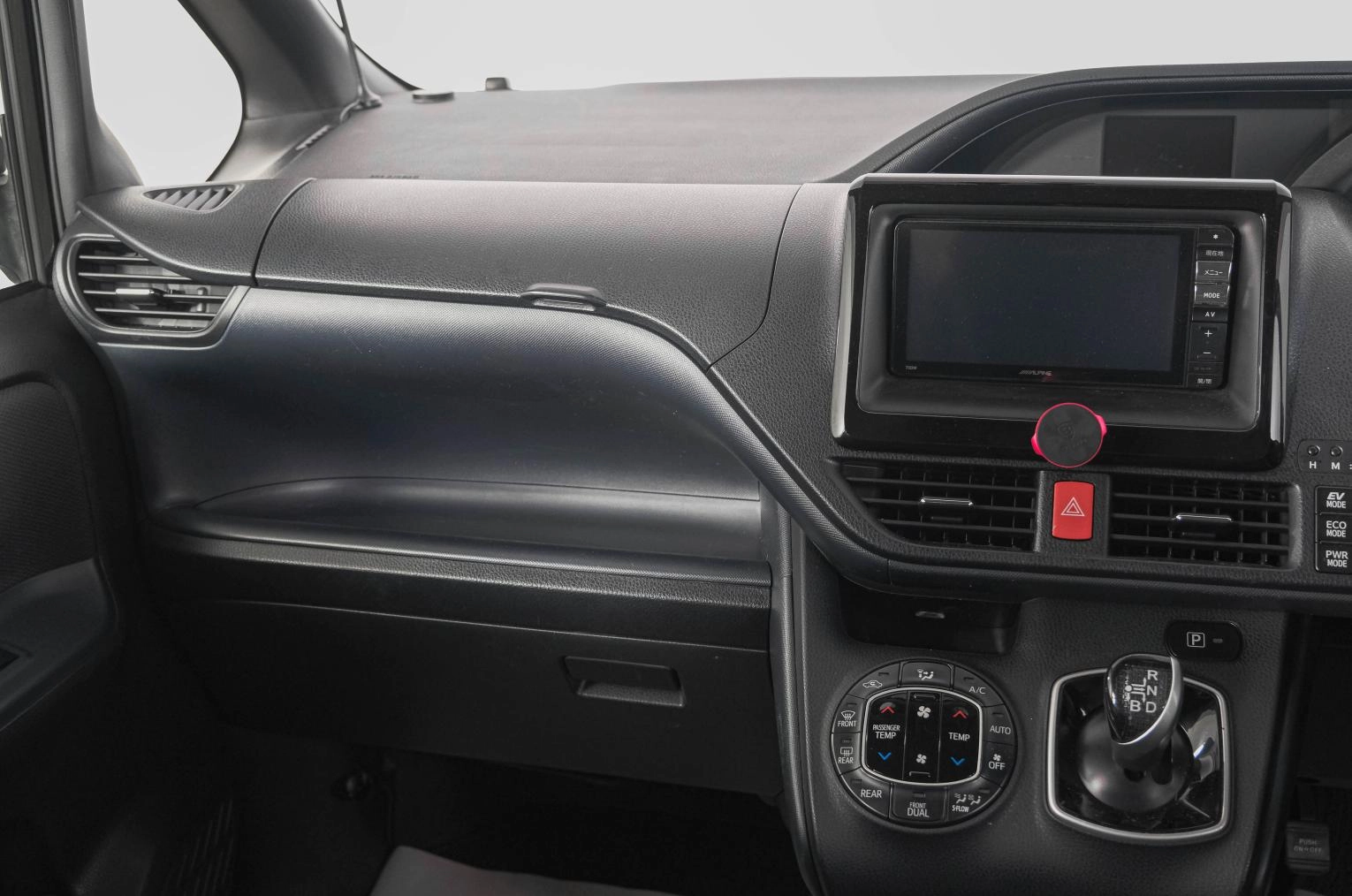 Toyota Noah 12 из 21
