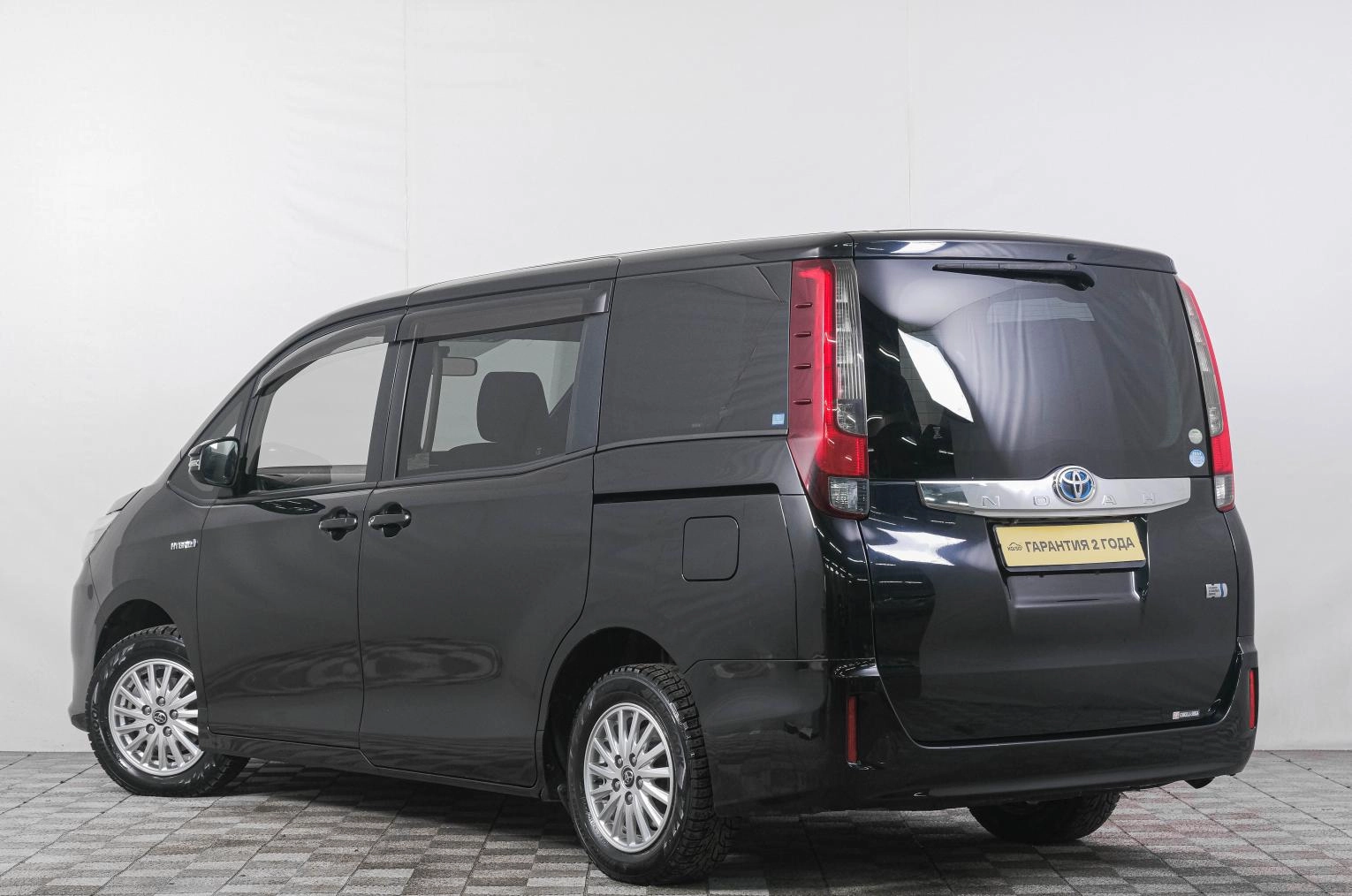 Toyota Noah 4 из 21