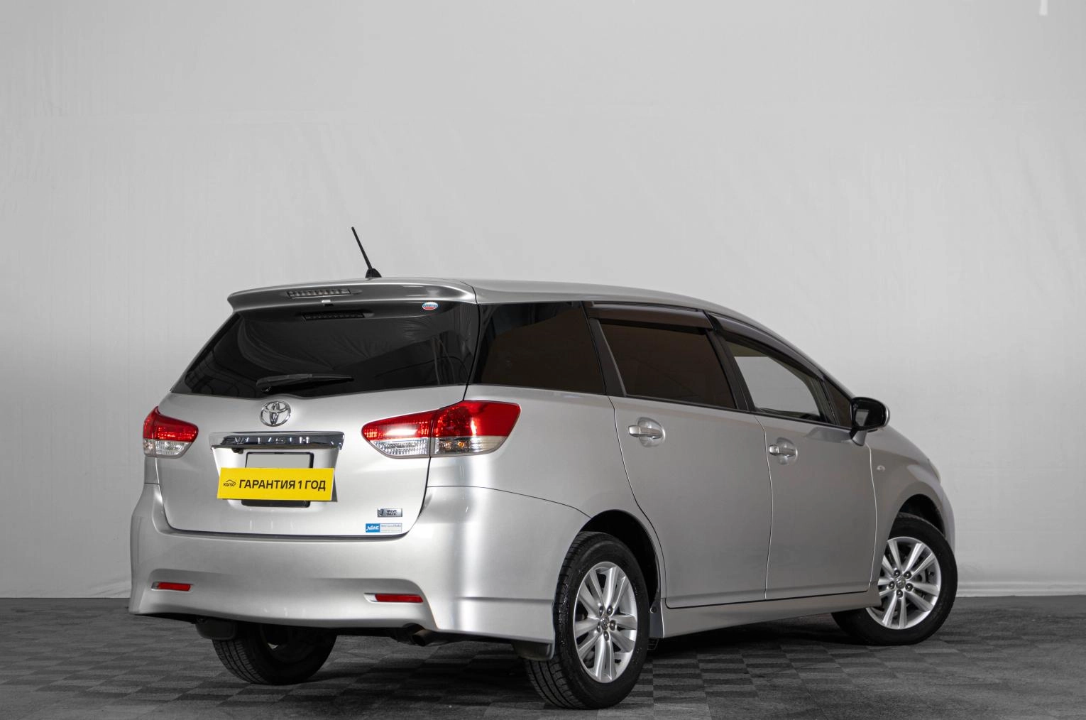 Toyota Wish 4 из 18
