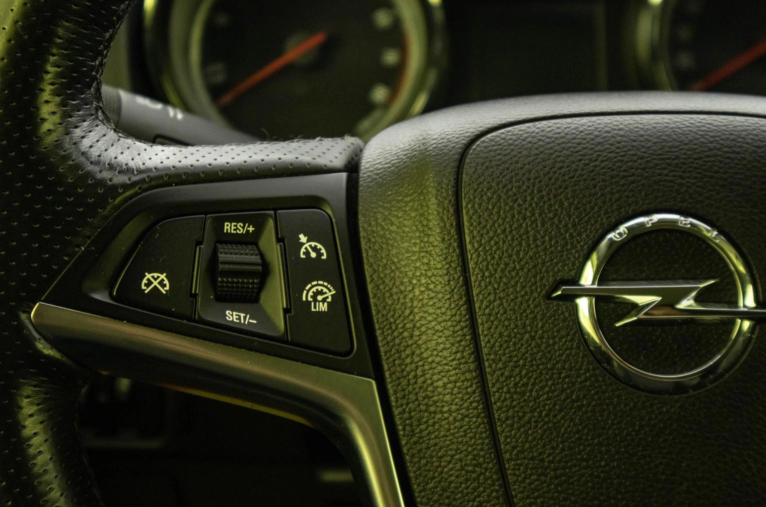 Opel Astra GTC 15 из 23