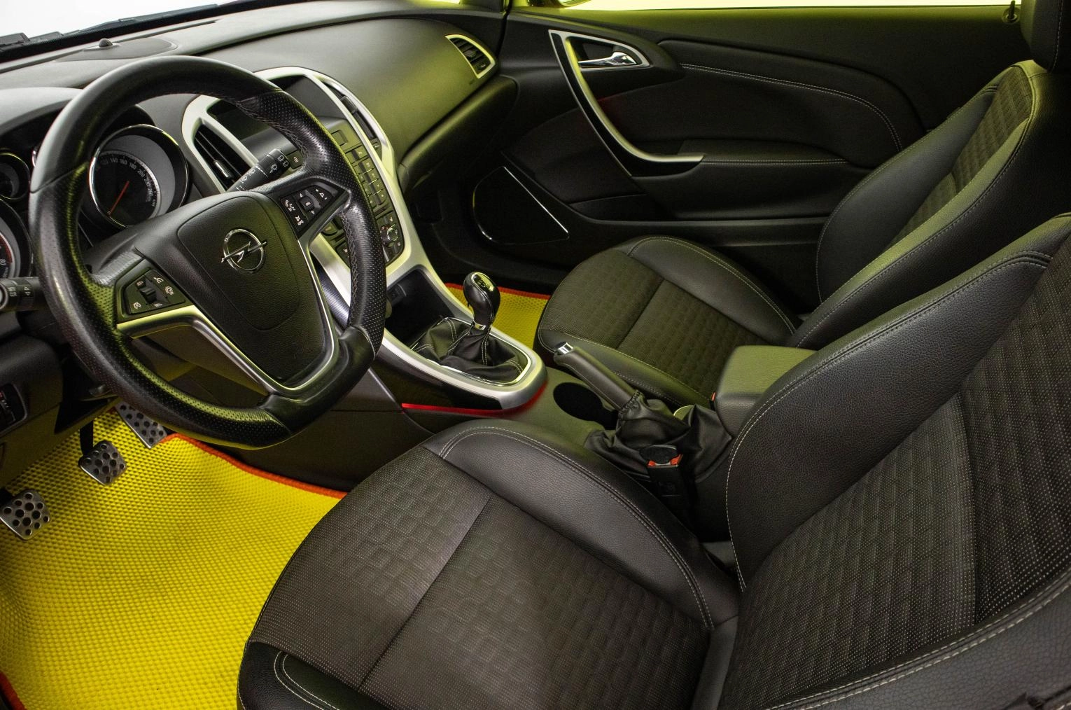 Opel Astra GTC 8 из 23