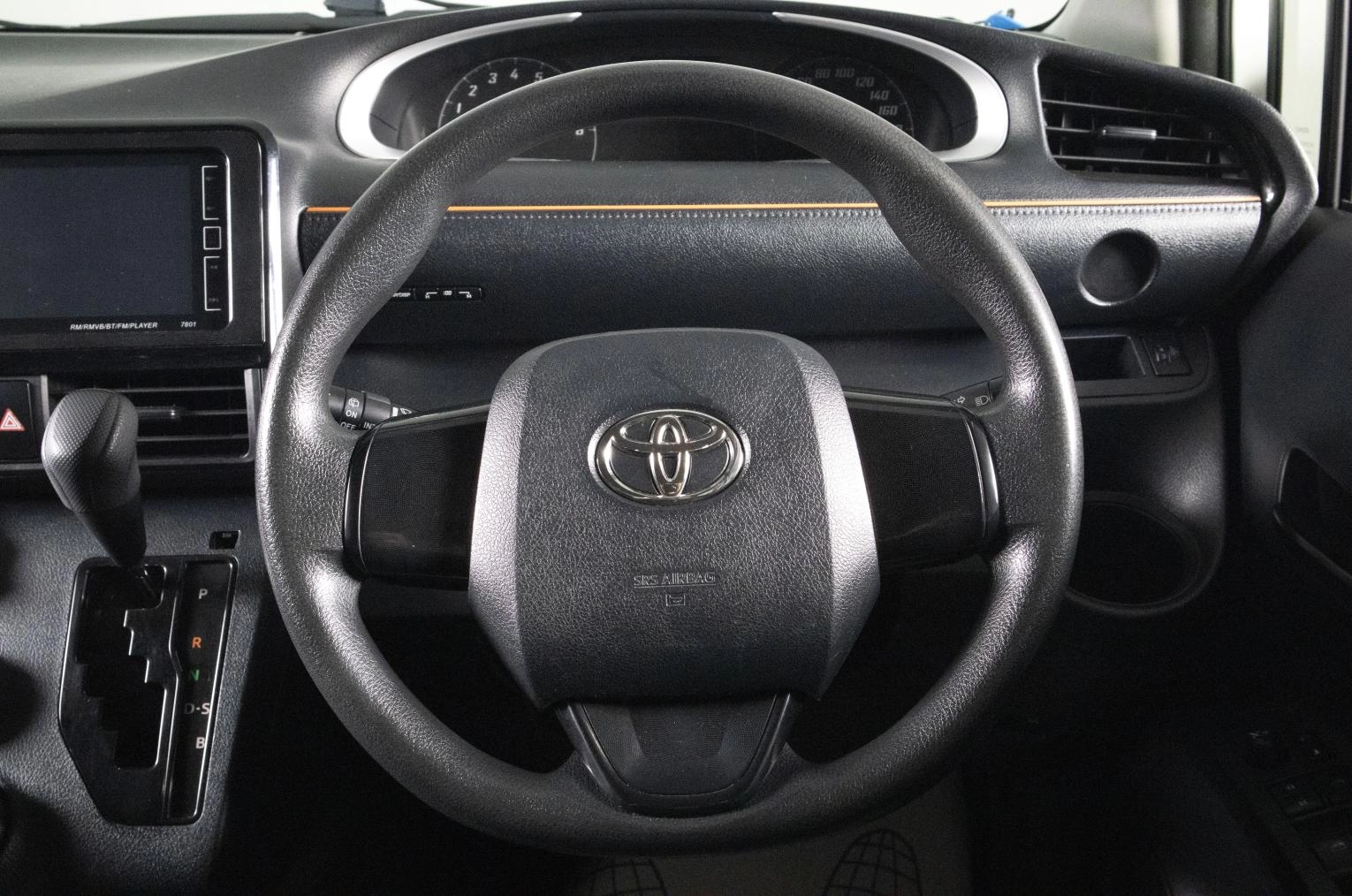 Toyota Sienta 10 из 19
